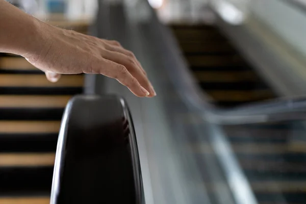 Close Mão Fêmea Com Corrimão Escada Rolante Evitando Não Tocar — Fotografia de Stock