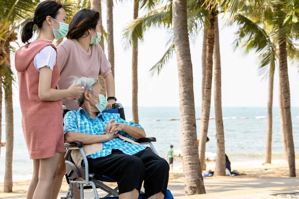 Concept Travel Tourism Holiday Coronavirus Pandemic Old Elderly Family Wearing — Stock Photo, Image