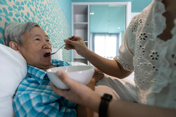 Sjuksköterska Eller Vårdgivare Hand Äldre Kvinna Mjuk Mat Hand Patienten — Stockfoto