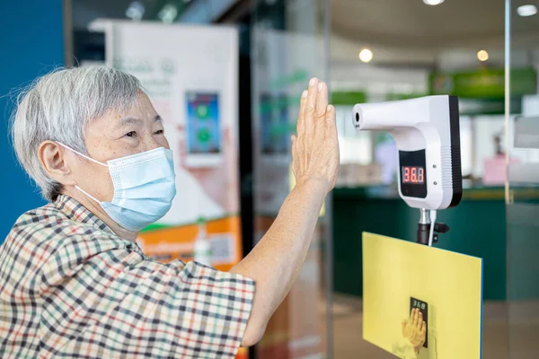 Ασιάτισσα Ηλικιωμένη Γυναίκα Που Χρησιμοποιεί Υπέρυθρο Ψηφιακό Θερμόμετρο Μέτρησης Έλεγχο — Φωτογραφία Αρχείου