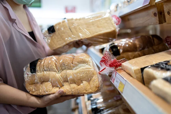 Ręce Dziewczyny Trzymającej Krojony Biały Chleb Wybierającej Chleb Pszenny Plastikowej — Zdjęcie stockowe