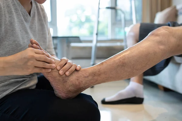 Foot Massage Physical Therapy Relieve Muscle Spasms Massage Tired Muscles — Stock Photo, Image