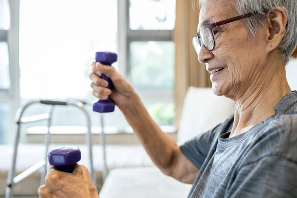 Saludable Fuerte Vejez Feliz Sonriente Asiática Mujer Mayor Haciendo Ejercicio —  Fotos de Stock