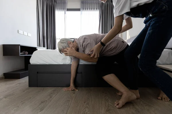 Baş Dönmesi Denge Kaybı Sendelemeden Sonra Ayağa Kalkmaya Çalışan Yaşlı — Stok fotoğraf