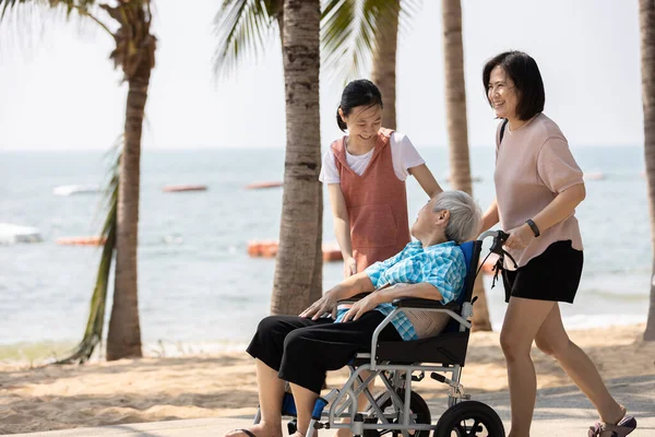 Mãe Filha Asiática Passeando Com Avó Sênior Feliz Uma Cadeira — Fotografia de Stock