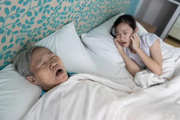 Asiatisk Senior Kvinna Snarkar Högt Öppen Mun Bekvämt Sova Risk — Stockfoto