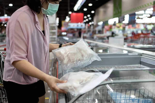 Asyalı Kadınlar Donmuş Deniz Ürünlerini Seçiyor Dondurulmuş Balık Alıyor Süpermarketin — Stok fotoğraf