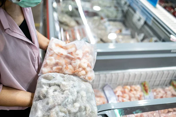 Mujer Asiática Que Elige Productos Alimenticios Congelados Comparar Diferencia Entre —  Fotos de Stock