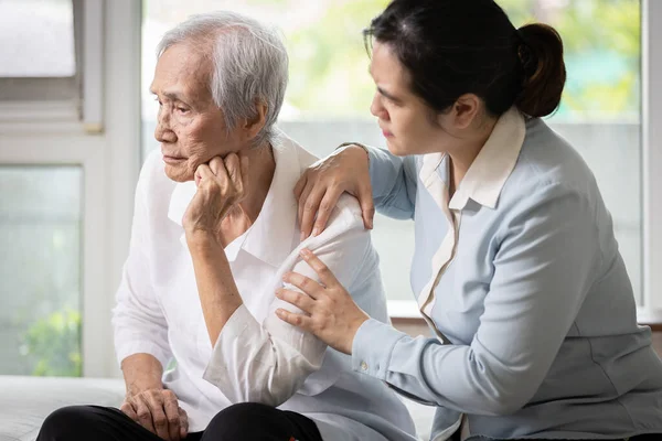 Sorglig Äldre Med Depression Asiatisk Kvinnlig Vårdgivare Eller Dotter Tröstande — Stockfoto