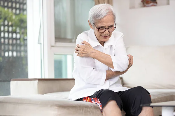 Prurito Alla Donna Anziana Che Gratta Braccia Con Mani Eruzione — Foto Stock