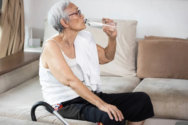 Törstig Äldre Kvinna Som Lider Värme Dricka Färskvatten Från Flaska — Stockfoto