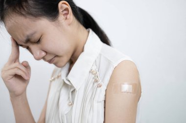 Hasta çocuk elini baş ağrısı, yorgunluk, baş dönmesi, COVID-19 aşısından sonra alerjik reaksiyonlar Coronavirus aşısı olmanın yan etkileri, aşı olmanın yan etkileri.