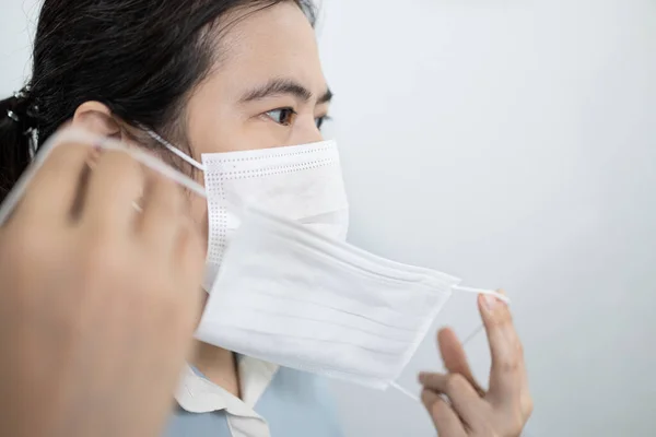 Chica Asiática Dama Está Usando Una Segunda Máscara Mujer Poniendo — Foto de Stock