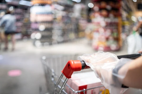 Alışveriş Arabası Iten Plastik Eldiven Giyen Insanlar Covid Enfeksiyonunu Önleme — Stok fotoğraf