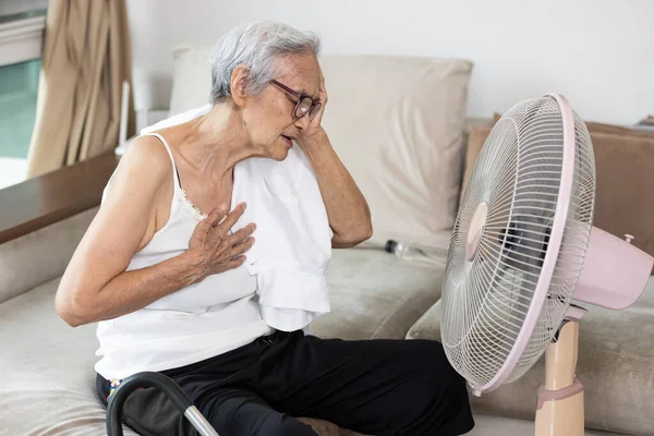 Överhettade Asiatiska Äldre Människor Som Har Huvudvärk Trånghetskänsla Bröstet Hjärtslag — Stockfoto