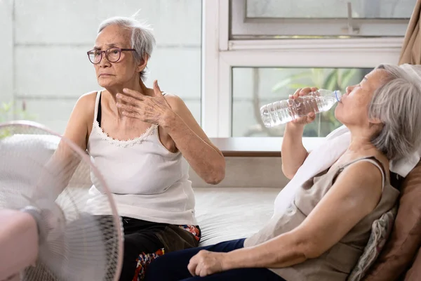 Asiatiska Äldre Människor Som Varma Och Törstiga Från Höga Temperaturer — Stockfoto