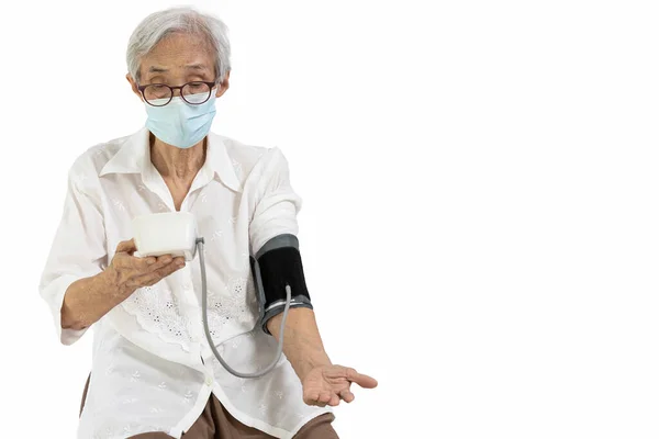 Senior Kvinna Som Mäter Blodtryck Och Hjärtfrekvens Med Automatisk Blodtrycksmätare — Stockfoto