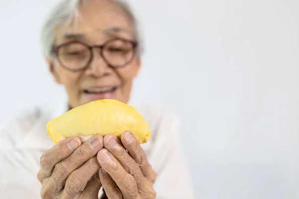 Frukten Durian Skalade Och Redo Att Äta Händerna Gamla Äldre — Stockfoto