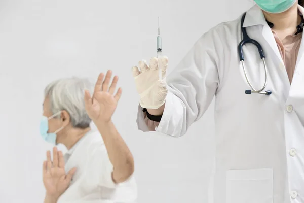 Hands Doctor Preparing Syringe Inject Elderly Old People Showing Distrustful — Stock Photo, Image