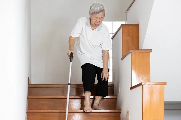 Mulher Idosa Segurando Joelho Dor Com Mão Enquanto Desce Escadas — Fotografia de Stock