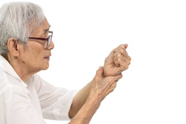 Yaşlı kadın bileğini tutuyordu, bileğinde iltihap ya da tendonlarda iltihap, karpal sinirlerde sıkışma, karıncalanma hissi, ellerinde ve parmaklarında hissizlik, beyaz arka planda