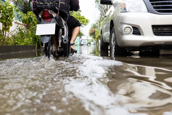 Nagy Esőzés Után Elárasztott Autók Sikátorban Lévő Utcákat Nagy Mennyiségű — Stock Fotó