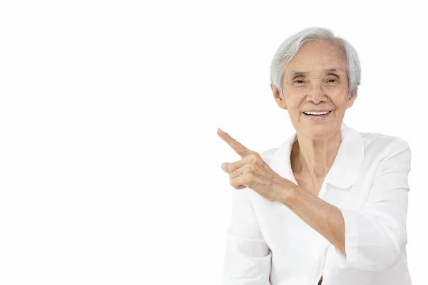 Glücklich Lächelnde Asiatische Seniorin Zeigt Mit Dem Finger Auf Den — Stockfoto