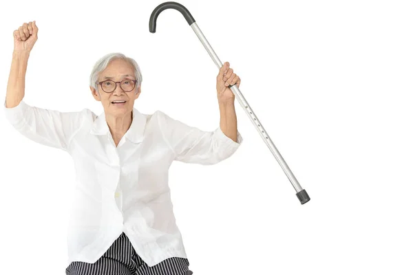 健康的亚洲老年妇女举手表决 举起手杖 表现出强壮的身体 开朗的笑容 健康的老年感觉 健康的保健观念 — 图库照片