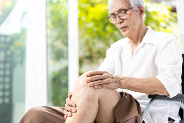 Close Perna Idosos Idosos Com Dor Joelho Massageie Rótula Com — Fotografia de Stock