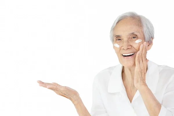 Seniorin Trägt Kosmetische Creme Auf Die Wange Aging Schönheitspflege Gesichtsbehandlung — Stockfoto