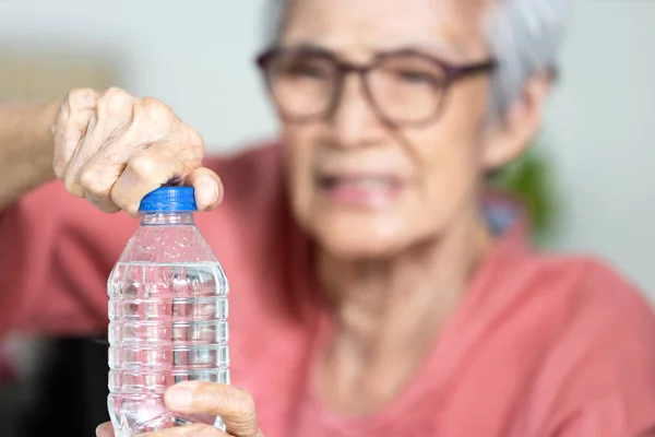 Problem Med Att Öppna Flaskan Med Dricksvatten Hos Äldre Livsproblem — Stockfoto
