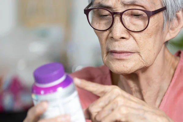 Äldre Som Har Problem Med Mycket Små Typsnitt Storlek Produkten — Stockfoto