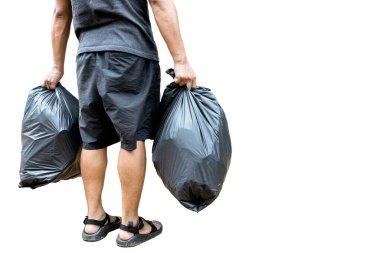 Geriye bakış, elinde çöp dolu siyah bir çöp torbası tutan adam, geri dönüşüm ve genel atıkları ayırmak için iki plastik çöp torbası, atık ayıklama için ayıklama, beyaz arka planda izole edilmiş