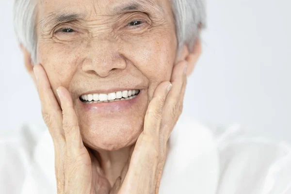 Glückliche Seniorin Lächelt Zuversichtlich Über Die Schönheit Des Neuen Gebisses — Stockfoto