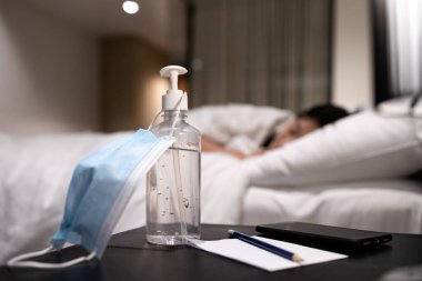 Otel odasında el dezenfektanı şişesi, müşteri hizmetlerinin ellerini temizlemek için alkol antiseptik jeli, hastalıkları önlemek, Covid-19 Coronavirus salgınına karşı mücadele, sağlık ve hijyen konsepti