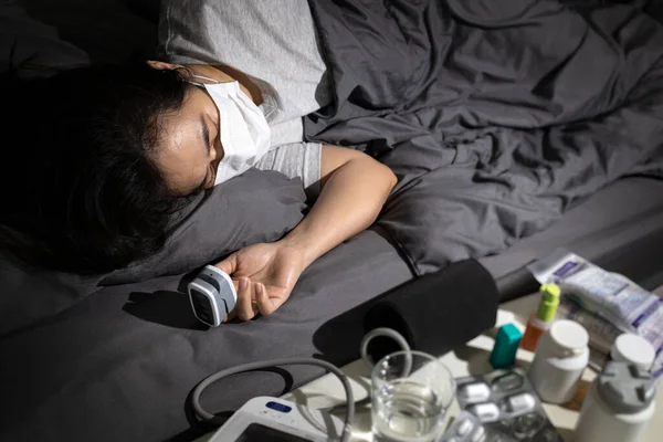 在Covid 19大流行病 Coronavirus危机期间 感染的女病人躺在床上 从医院获得医疗设备和药物 自我隔离 自我治疗 在家中获得保健服务 — 图库照片