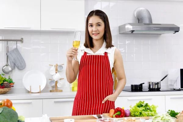 Счастливая Азиатка Стоящая Кухне Бокалом Шампанского Концепция Женщина Приготовления Пищи — стоковое фото