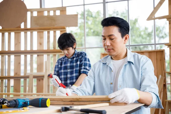 Asiatischer Vater Und Sohn Bei Gemeinsamen Holzarbeiten Der Tischlerei Konzeptfamilie — Stockfoto
