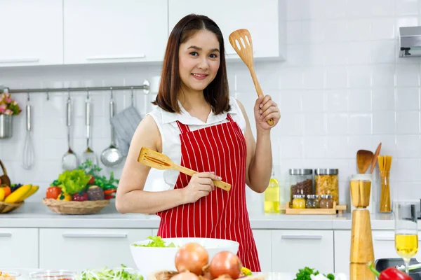 Aziatische Vrouw Chef Kok Met Houten Spatel Keuken Concept Vrouw — Stockfoto
