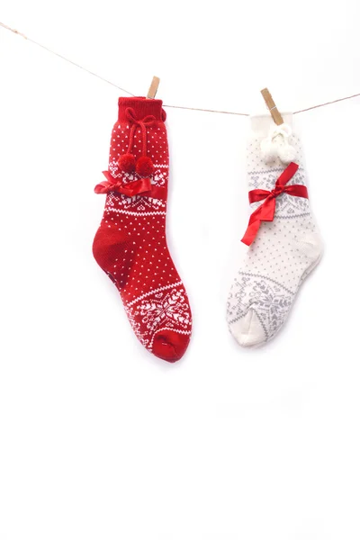 Calcetines navideños de lana, rojos y blancos, sobre blanco — Foto de Stock