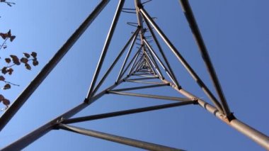 Çelik üçgen Kulesi rüzgar türbini için döner. Alttan bak. 4 k Ultrahd, Uhd
