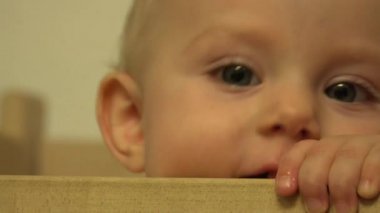 Bebek eğlence yatak, kız gülen ve Having. Portre. 4 k Ultrahd, Uhd