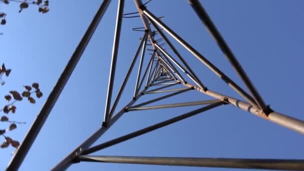 Draaien van staal Triangle Tower voor windturbine. Kijk vanaf de onderkant. 4 k Ultrahd, Uhd — Stockvideo