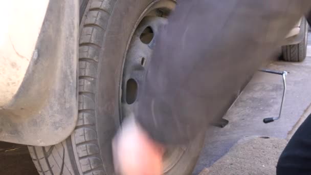 Mechanik ruce nahradit auto pneumatiky venkovní. Closeup. 4 k Ultrahd, podstavec — Stock video