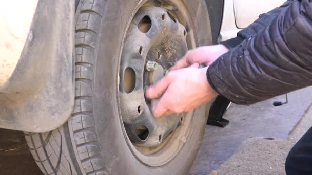 Mechanic Hands Replace Car Tire Outdoor. Closeup. 4K UltraHD, UHD — Stock Video