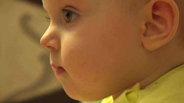 Gros plan de Bébé Fille Intéressé visage. 4K UltraHD, UHD — Video