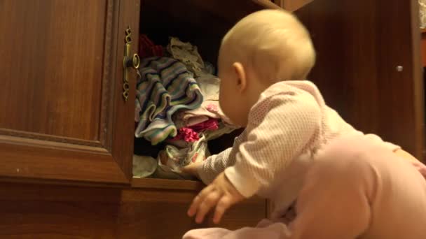 Barnet kastar kläder från Dresser. 4 k Ultrahd, Uhd — Stockvideo