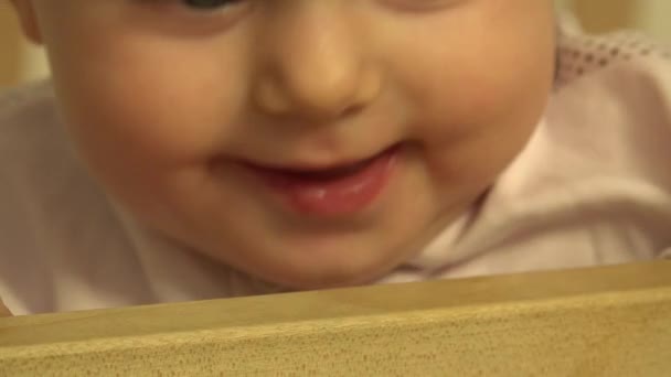 Дитина дівчина навчені перші зуби. Крупним планом. 4 к Ultrahd, Uhd — стокове відео