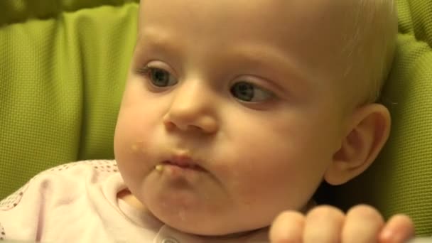 Little Baby Feeding with Spoon. Gros plan. 4K UltraHD, UHD — Video