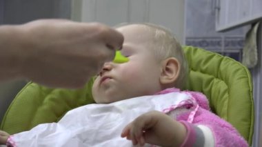 Küçük bebek yemek yemek için itiraz istemiyorum. 4 k Ultrahd, Uhd